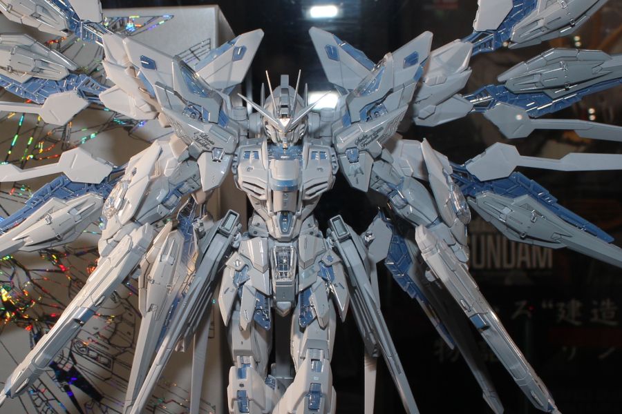 MGEX 스트라이크 프리덤 코팅판 계열 다각도 전시 사진_4.jpg