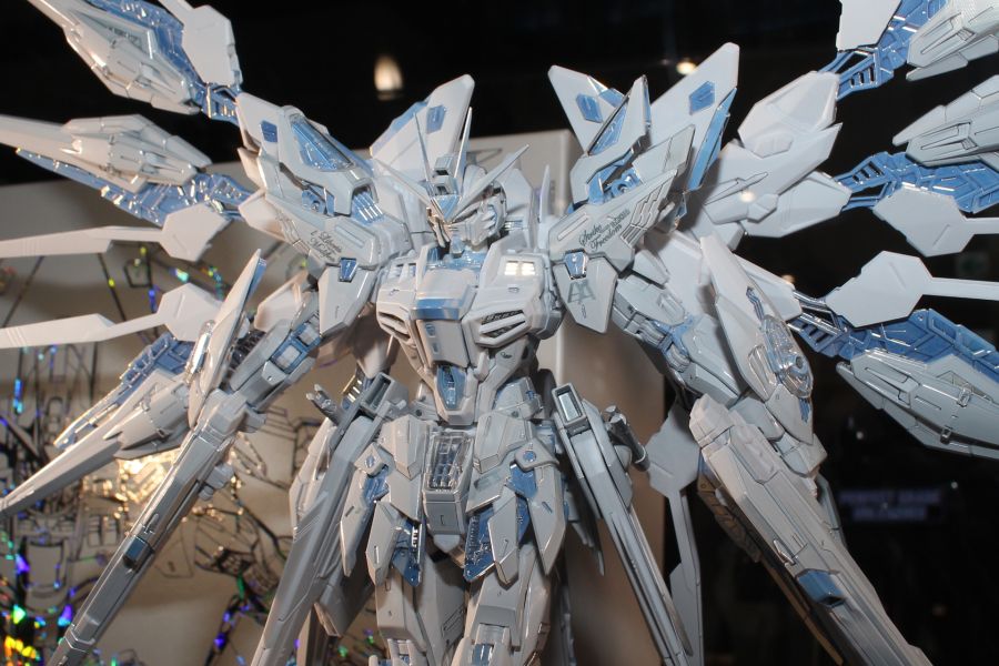 MGEX 스트라이크 프리덤 코팅판 계열 다각도 전시 사진_5.jpg