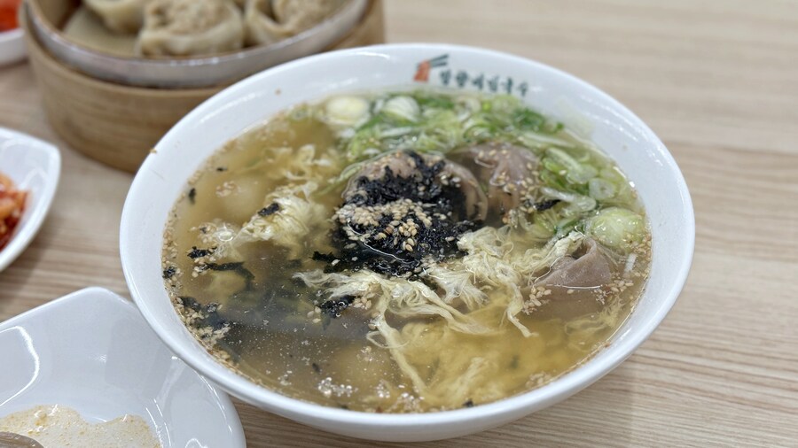 밖에서 밥 먹습니다 - 서울 잠원, 망향비빔국수(신사점)_2.jpg