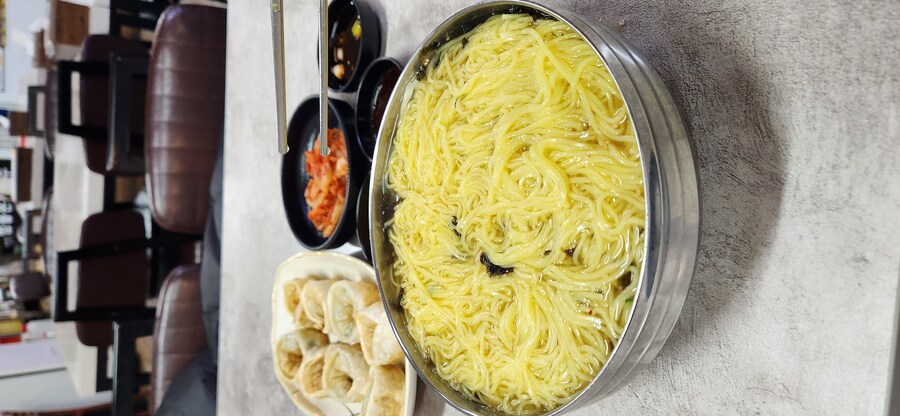 5500원 잔치국수 곱빼기+군만두_4.jpg