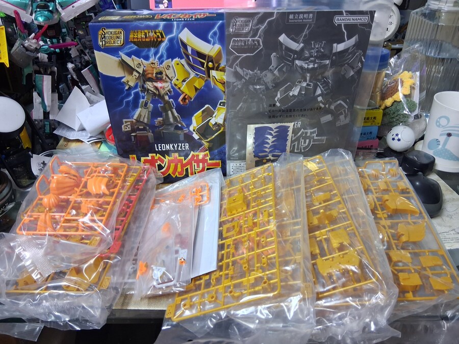 [반다이] SMP 레온 카이저 패키지 구성 및 그레이트 골드란 등 조립 사진_10.jpg