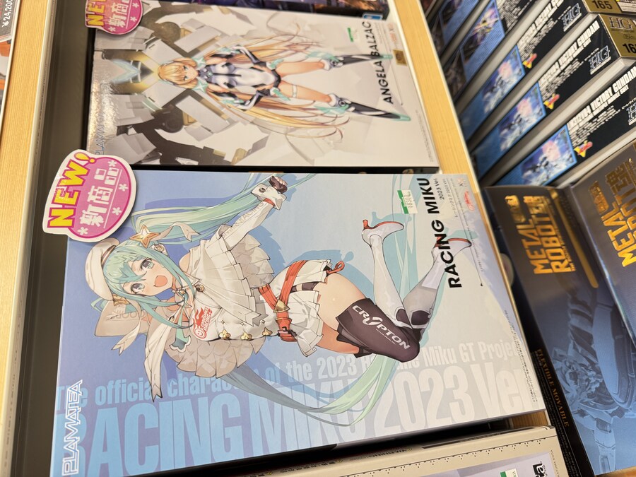 걸프라) 아키바에서 돌아다니까 본건데_1.jpg