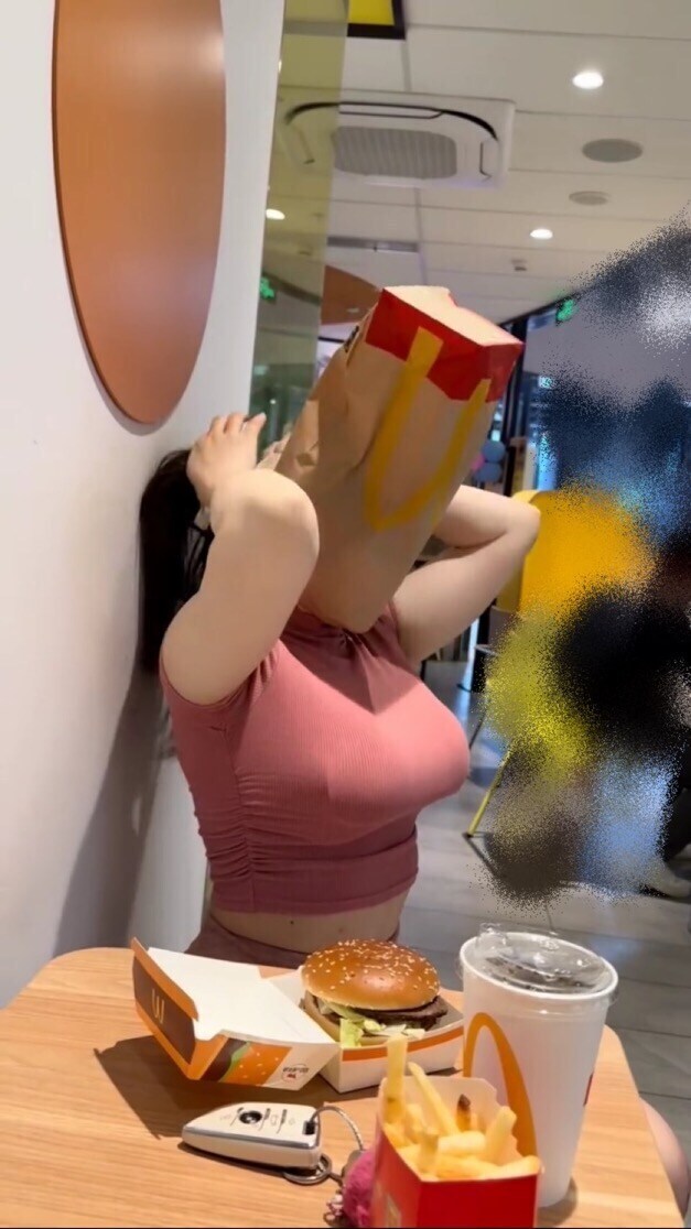 맥도날드 봉지로 장난치는 여성.jpg_2.jpg