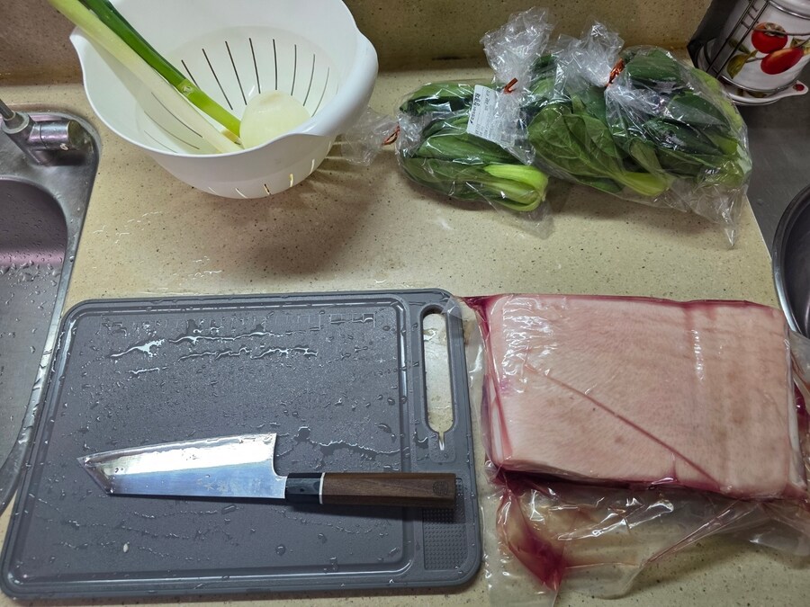 직장에서 3천원씩 걷어서 해먹는 점심 동파육_1.jpg