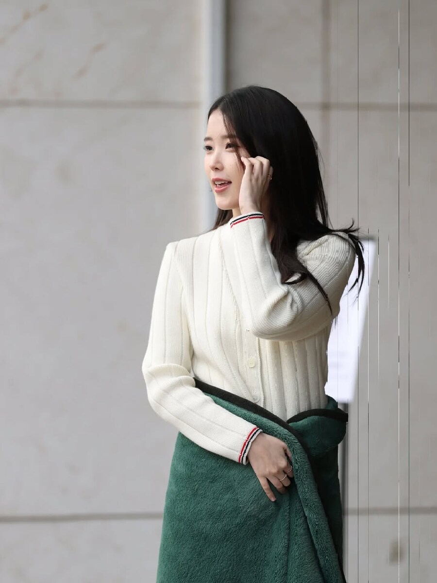 아이유, 연말룩으로 사랑스럽게_3.jpg