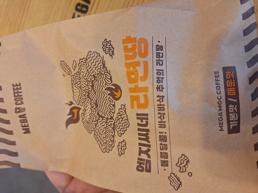메가커피 엠지씨네 라면땅_1.jpg