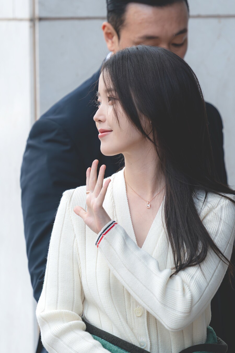 2025.11.26 제이에스티나, 아이유 팬사인회 출근길(셀카봉)_2.jpg