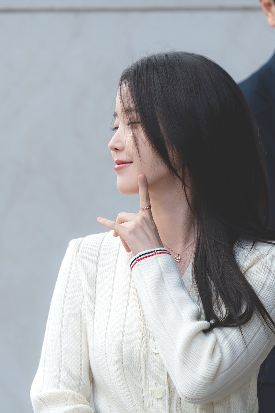 2025.11.26 제이에스티나, 아이유 팬사인회 출근길(셀카봉)_3.jpg