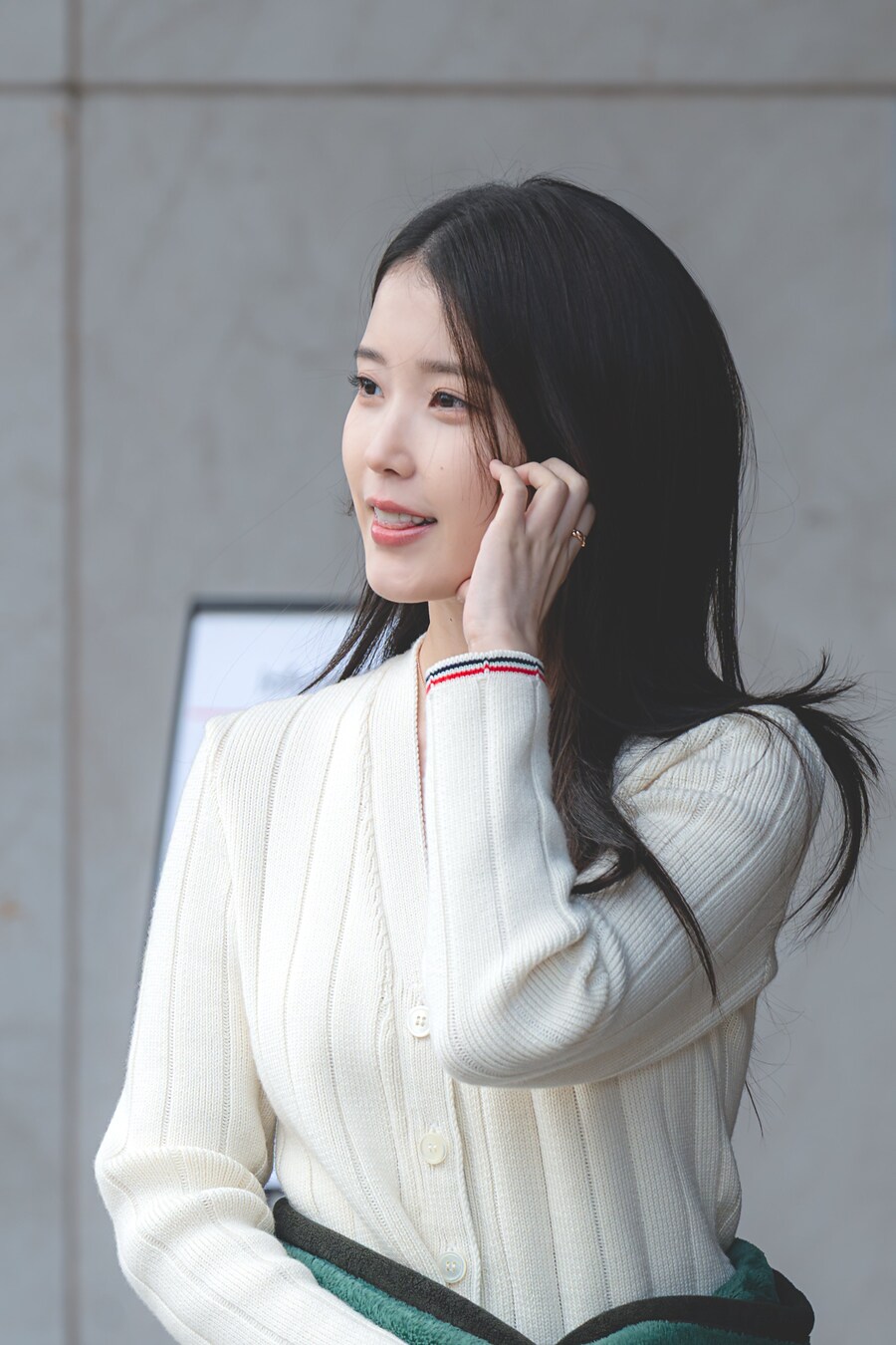 2025.11.26 제이에스티나, 아이유 팬사인회 출근길(셀카봉)_5.jpg