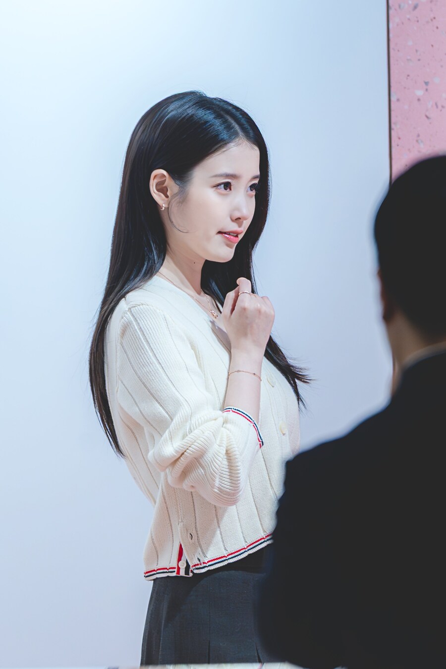 2025.11.26 제이에스티나, 아이유 팬사인회 포토월(셀카봉)_3.jpg