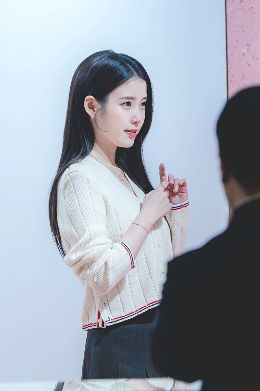 2025.11.26 제이에스티나, 아이유 팬사인회 포토월(셀카봉)_4.jpg