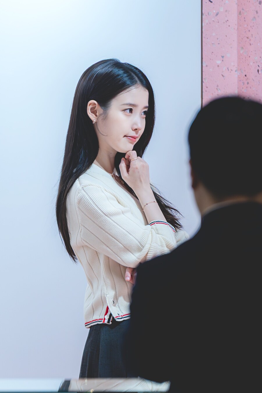 2025.11.26 제이에스티나, 아이유 팬사인회 포토월(셀카봉)_6.jpg