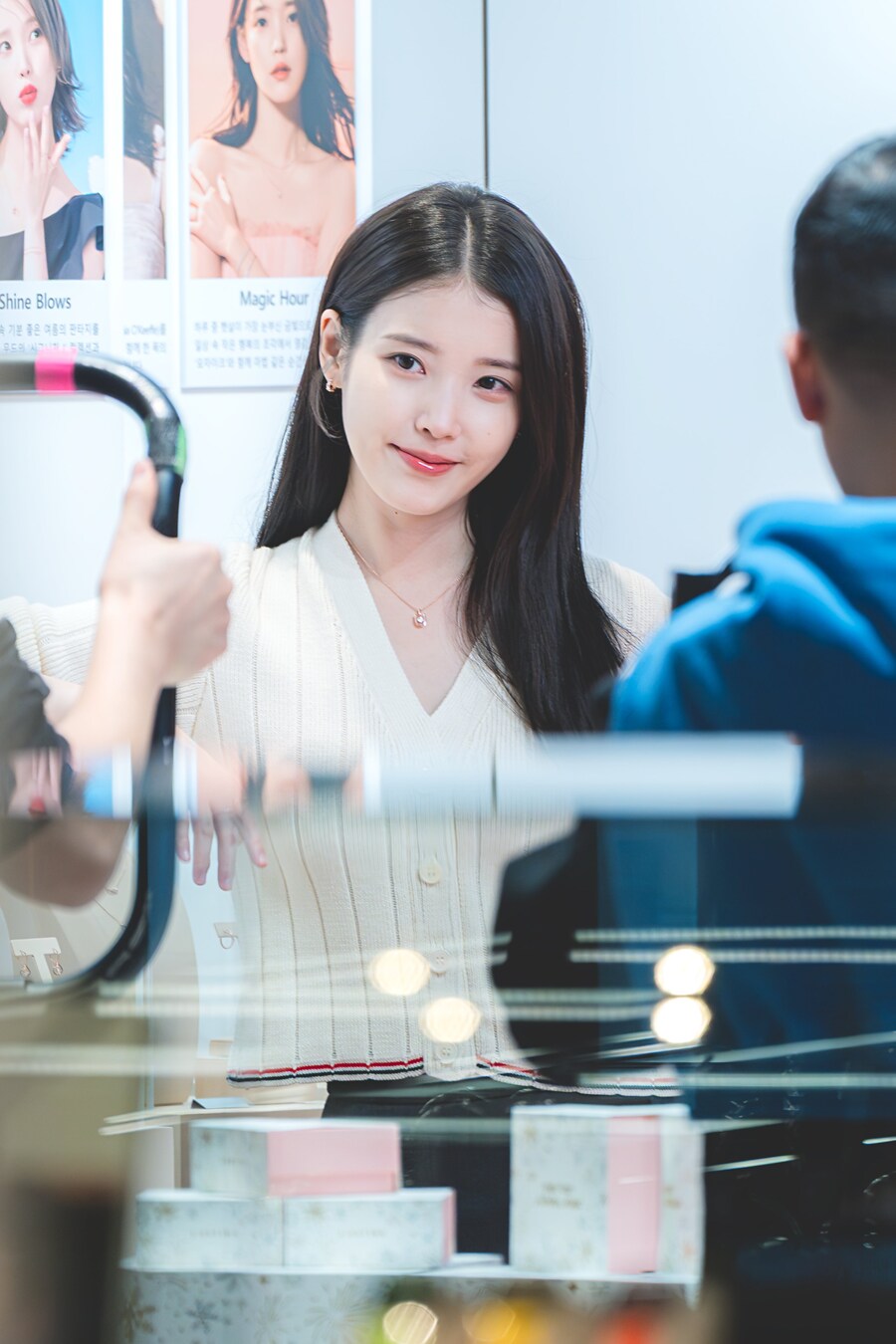 2025.11.26 제이에스티나, 아이유 팬사인회 포토월(셀카봉)_7.jpg