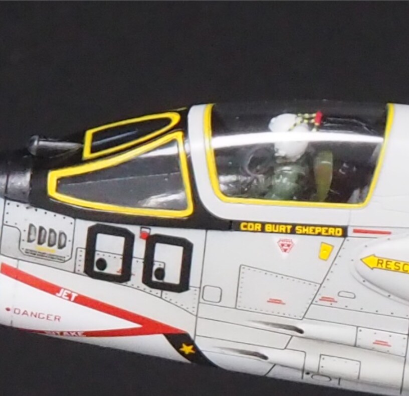 Academy 1/72 F-8E Crusader_3.png