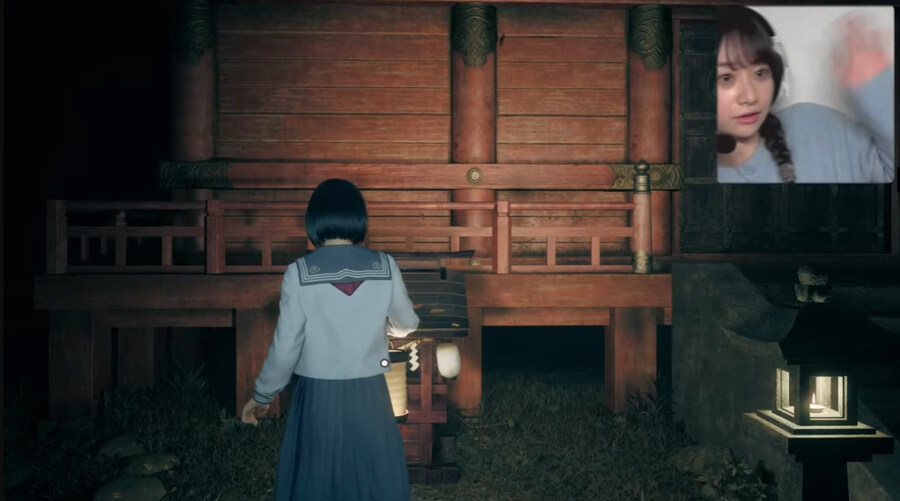 자신이 나오는 게임을 플레이 하는 배우_2.jpg