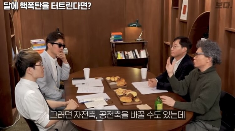 우주) 핵폭탄을 달에 쏜다면 궤도를 바꿀수있나_19.jpg