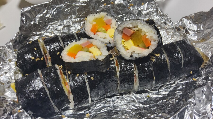 2500 동네김밥과 7000 모듬만두_3.jpg