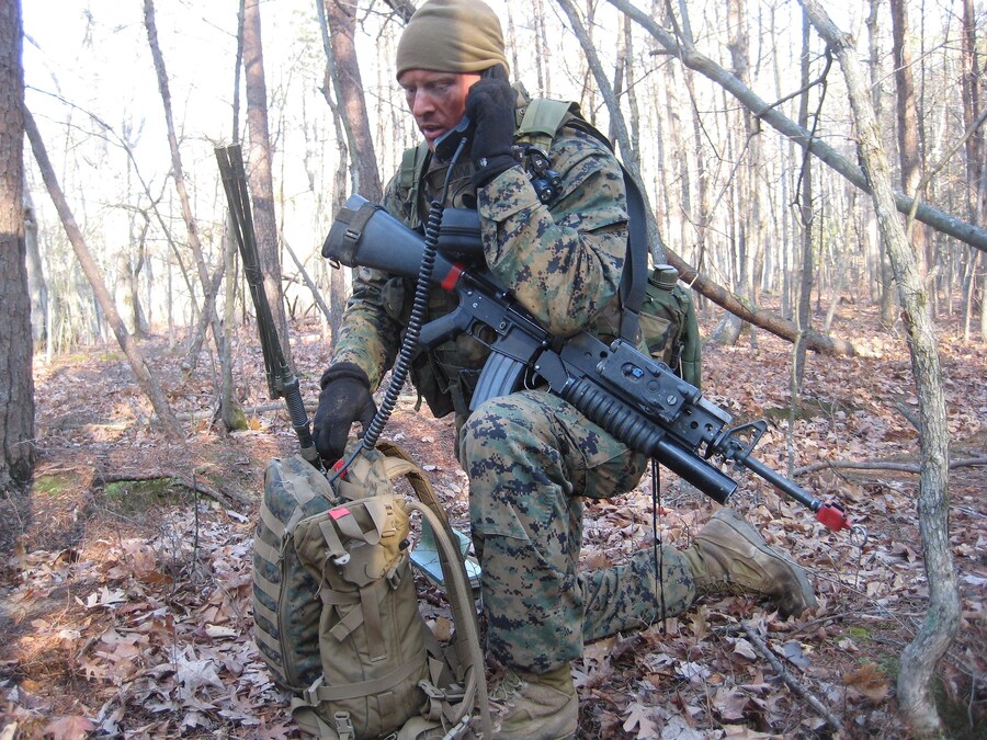 미군이 한국처럼 큰 무전기 안쓰고 다니는것처럼 보이는 이유_1.jpg