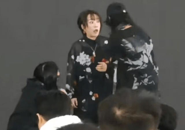 日 가수 상하이 행사서 노래 부르던 중 강제로 퇴장당해_1.jpg