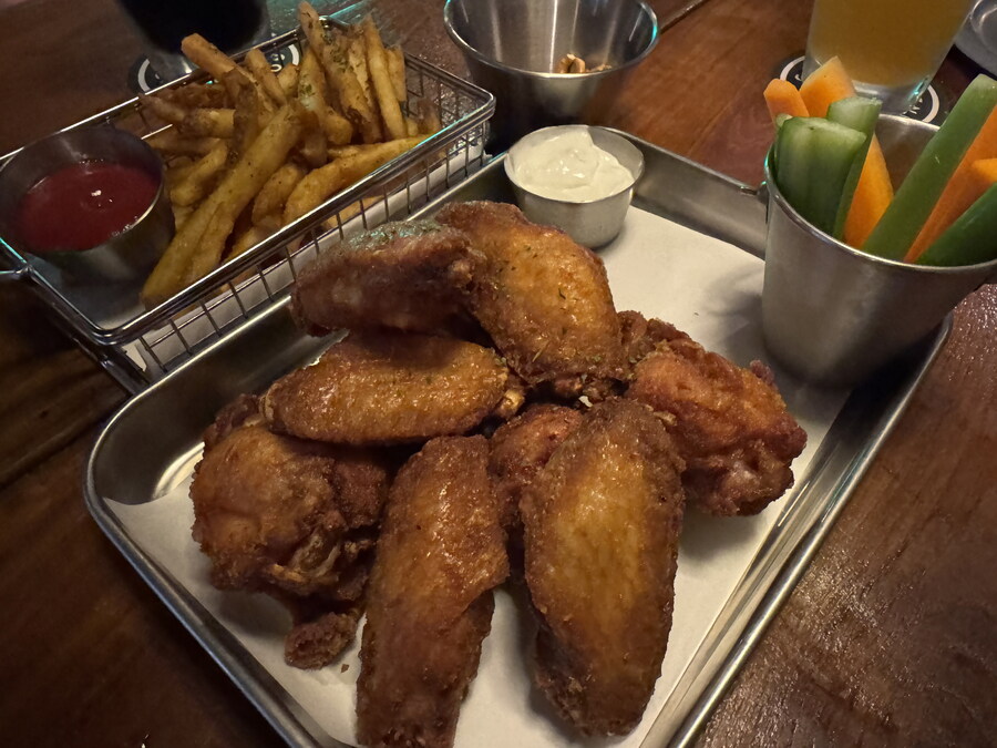 구스아일랜드에서 먹은 피자와 버팔로윙~~~_2.jpg