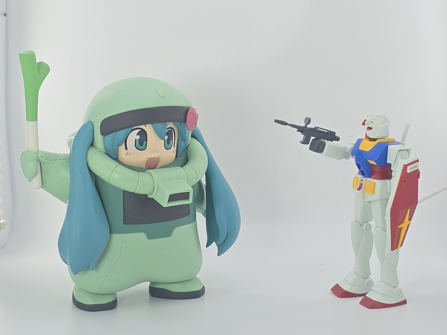 [반프] 건담 45주년 기념 자쿠구루미 미쿠_9.jpg