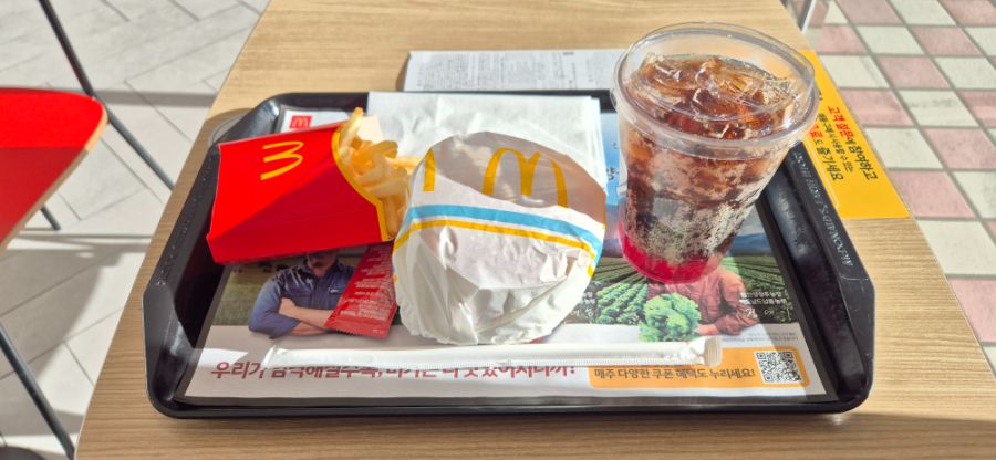 맥도날드에서 크리스마스 트러플 치즈 버거 세트를 먹어봤습니다._1.jpg