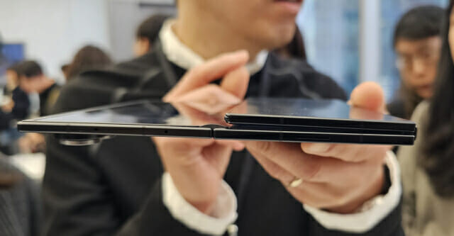갤럭시 Z 트라이폴드 실물 사진 모음_4.jpg