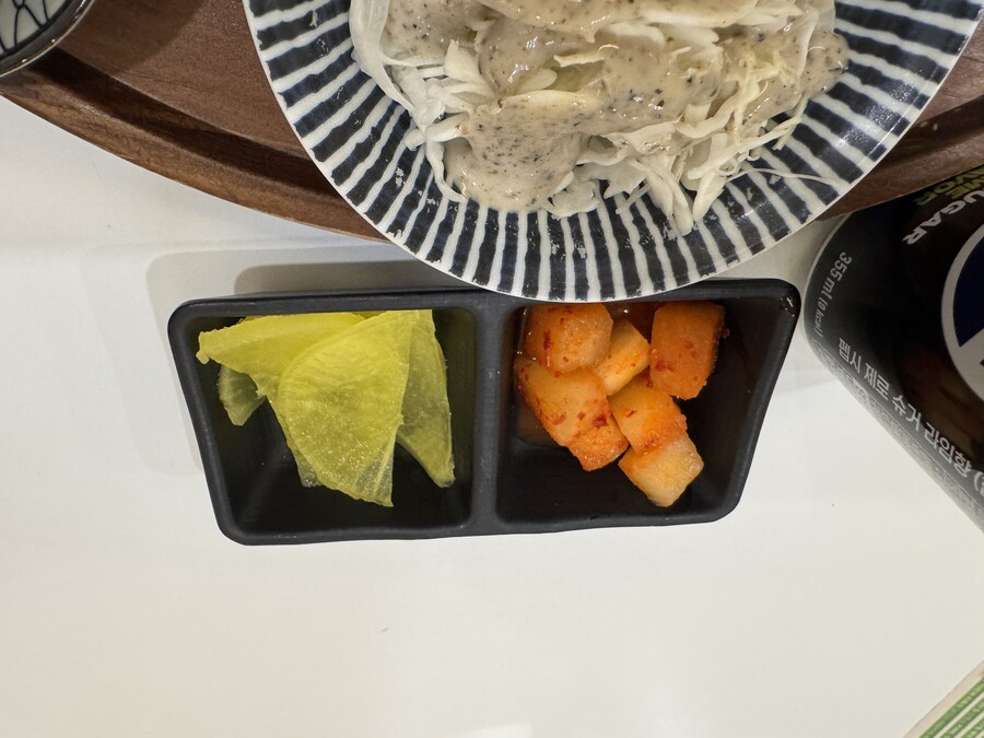 추운 저녁인데 식탁에 밥 한 공기 없는 신세.._9.jpg