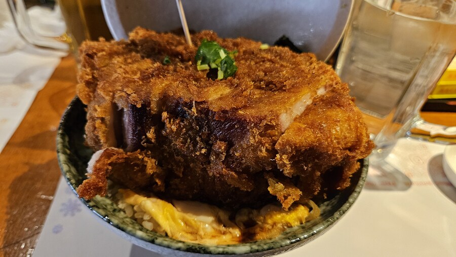 [일본]5cm의 압박스럽게 두꺼운 가츠동 오사카 치요마츠_7.jpg