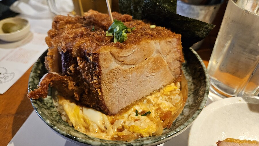 [일본]5cm의 압박스럽게 두꺼운 가츠동 오사카 치요마츠_13.jpg