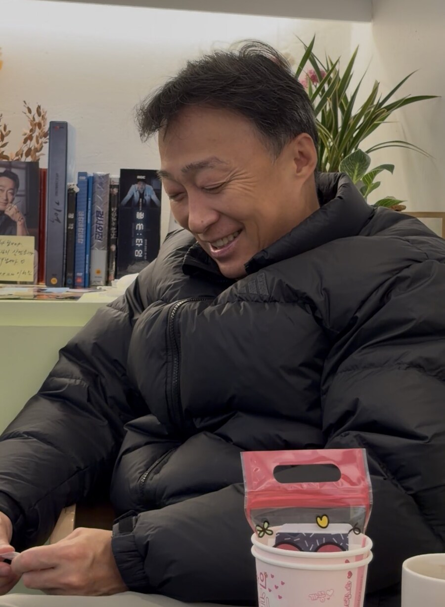 배우 이성민이 생일카페에 안꾸미고오는이유.jpg_4.jpg