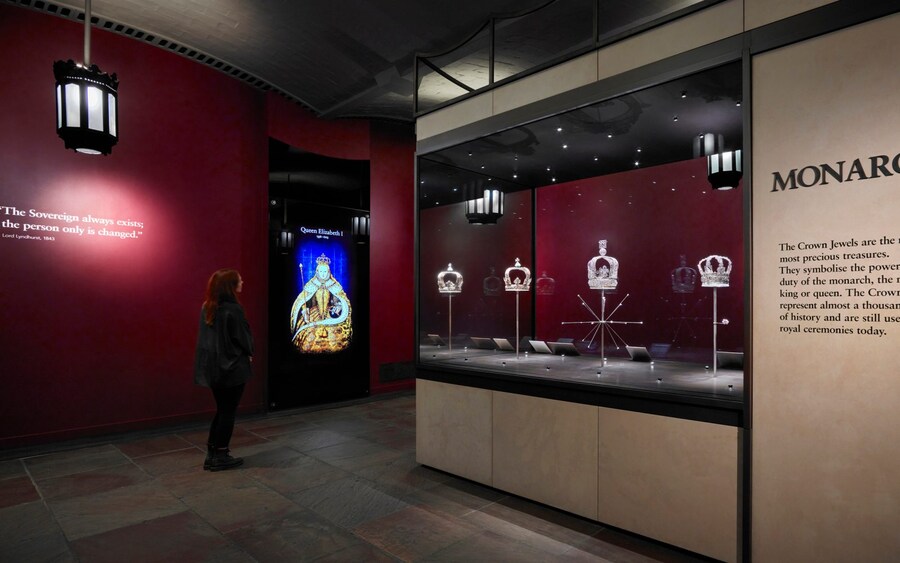 영국 왕관 근황.jpg_2.jpg