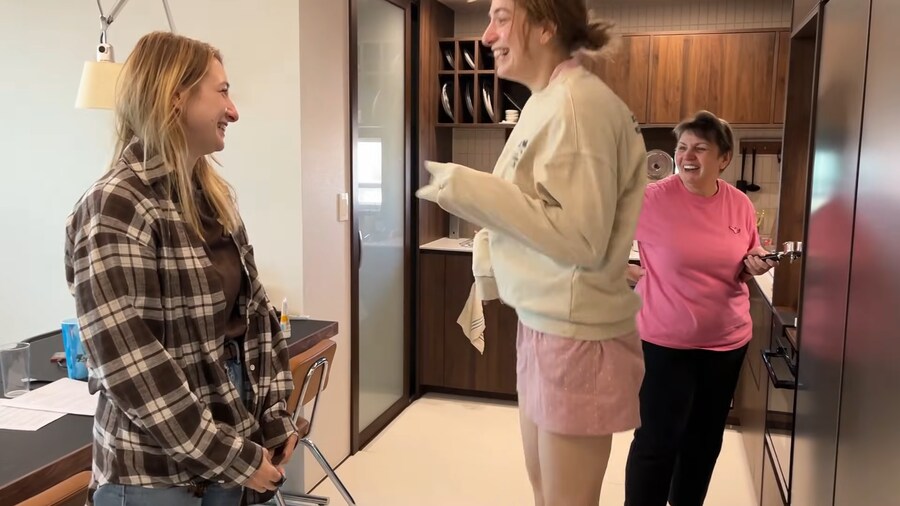 유튜브) 우크라이나에 있는 아내의 쌍둥이언니를 데려와준 남편_77.png