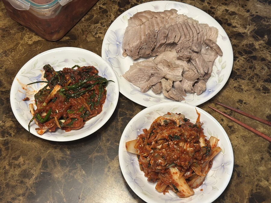 저녁은 김장 김치와 수육_1.jpg