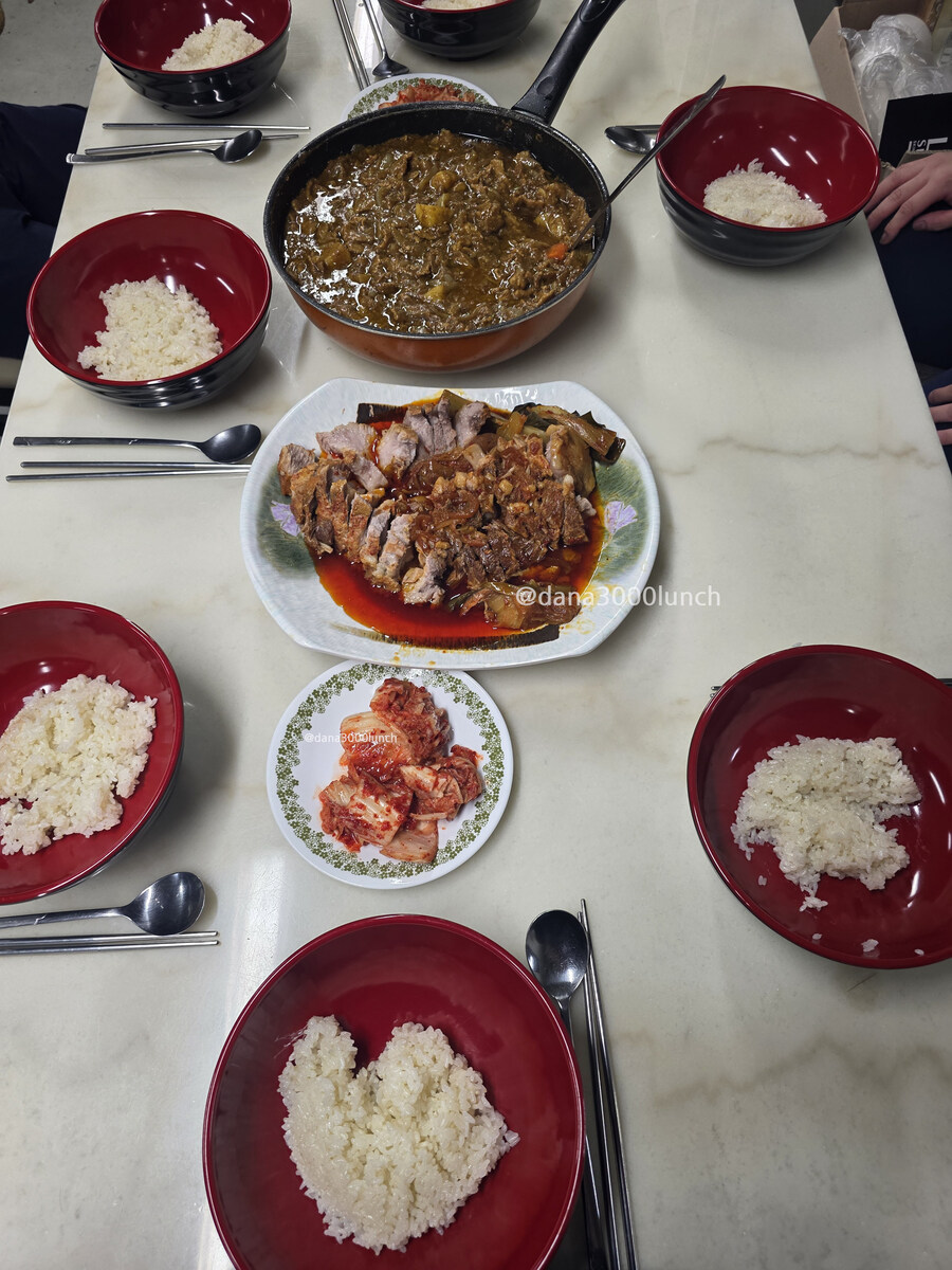 직장에서 3천원씩 걷어서 해먹는 점심 카레 김치수육_5.jpg