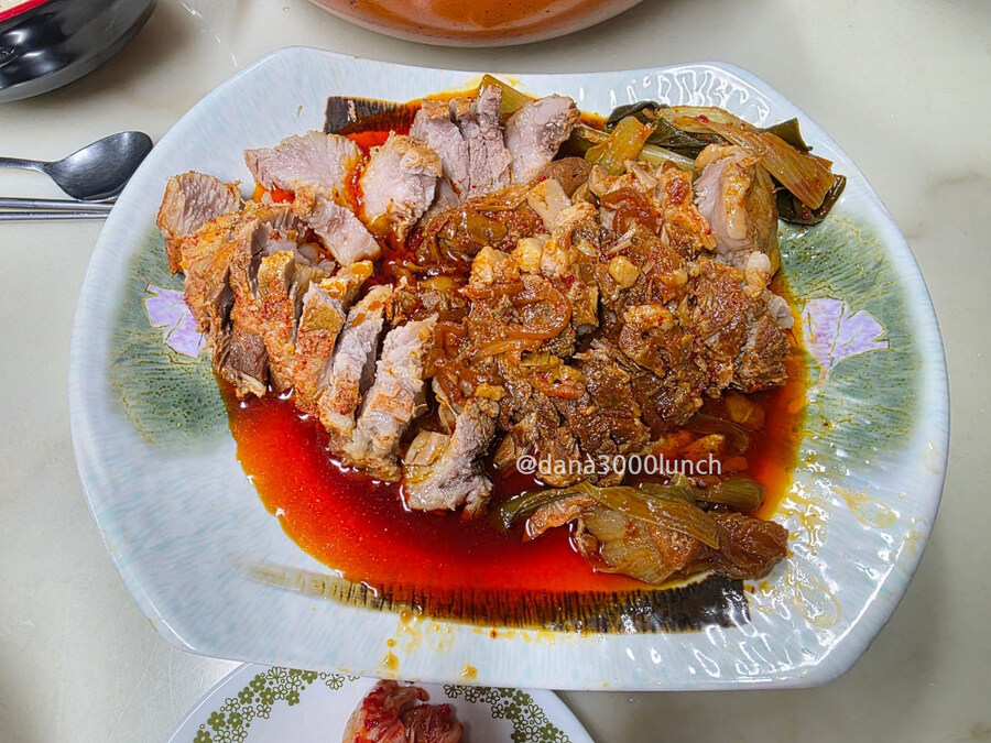 직장에서 3천원씩 걷어서 해먹는 점심 카레 김치수육_7.jpg