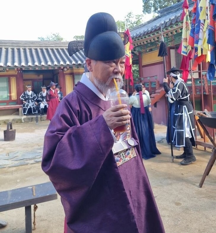 "어허!!! 김 대감, 체통도 없이, 감히 궐에서 뭘 타고 다녀서야 쓰겠소!“_2.jpg