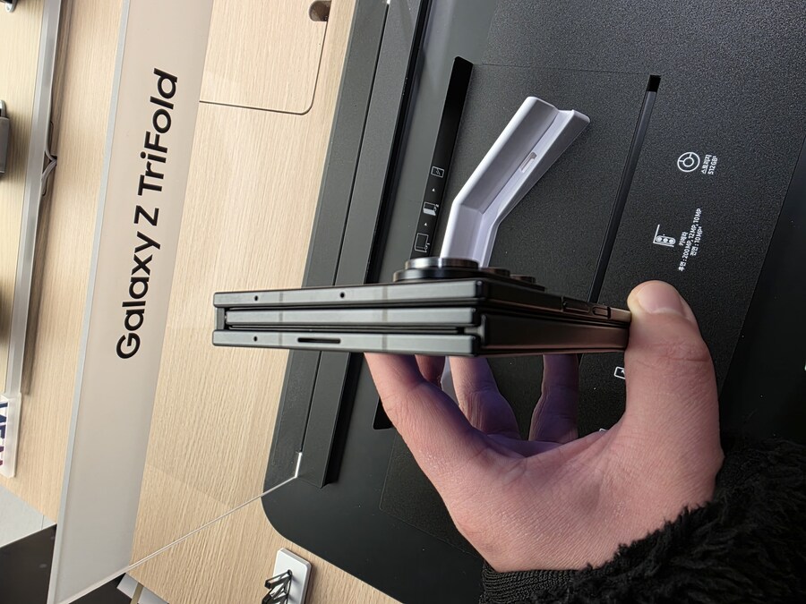 롯데 본점에서 보고 온 트라이폴드_1.jpg