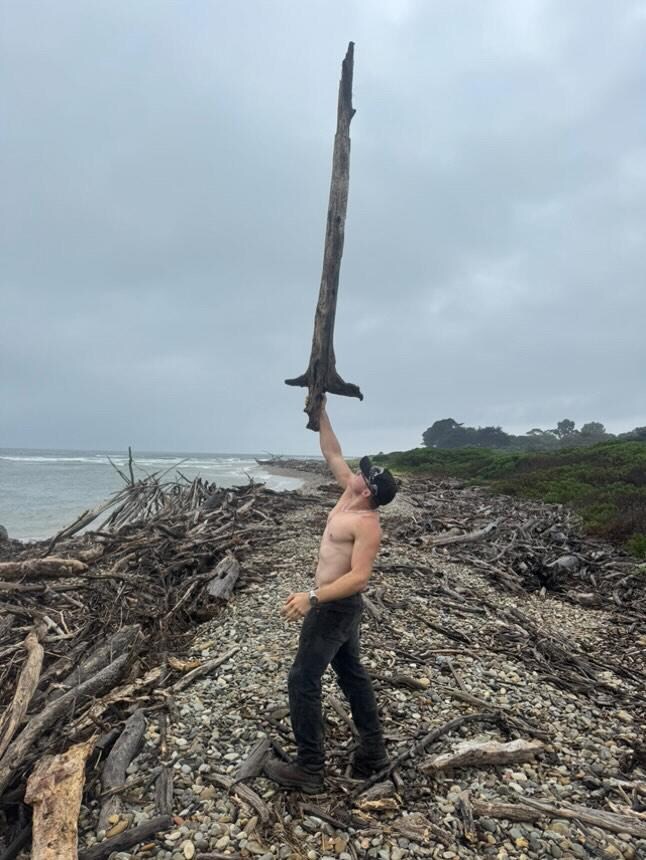 개쩌는 검을 습득한 남성.jpg_1.jpg