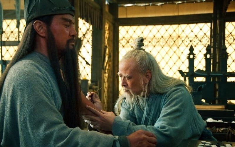 맨살과 뼈를 긁어대도 미동도 않는 관우를 보며 화타가 한말_1.jpg