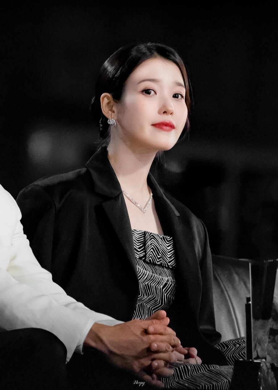 2025.12.06 AAA 2025 아이유 시상 대기석(Noopy)_1.jpg