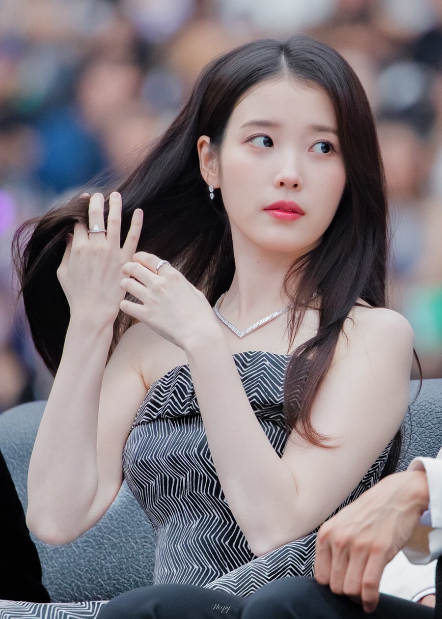 2025.12.06 AAA 2025 아이유 시상 대기석(Noopy)_5.jpg