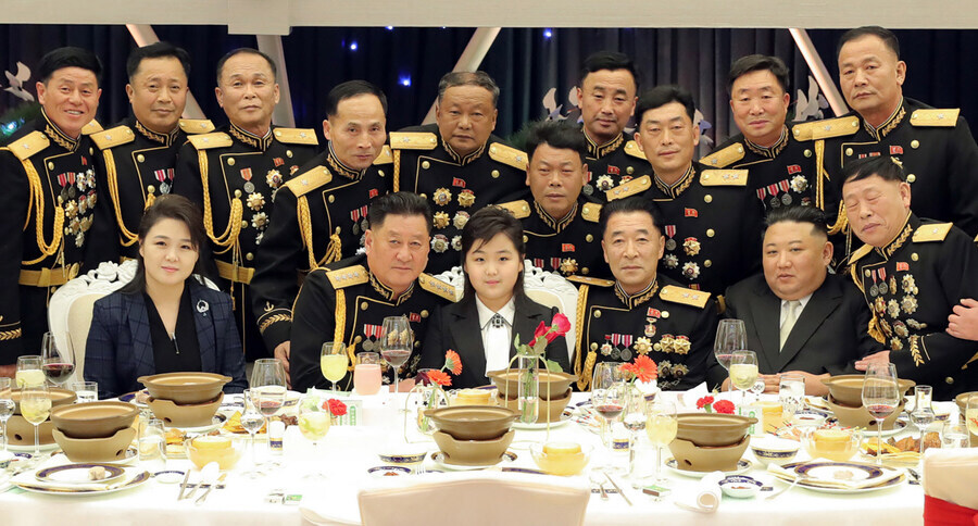 김정은, "최고지도자 그만두고 싶을 때마다 딸 생각하며 마음 다잡는다"_6.jpg