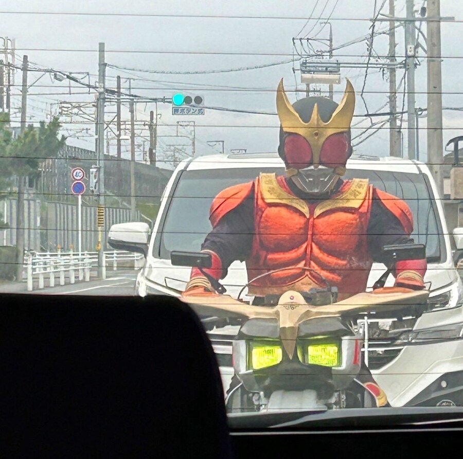 가면라이더)왠지 긴급해보여서 신호 양보해줘야하나 싶음_1.jpg