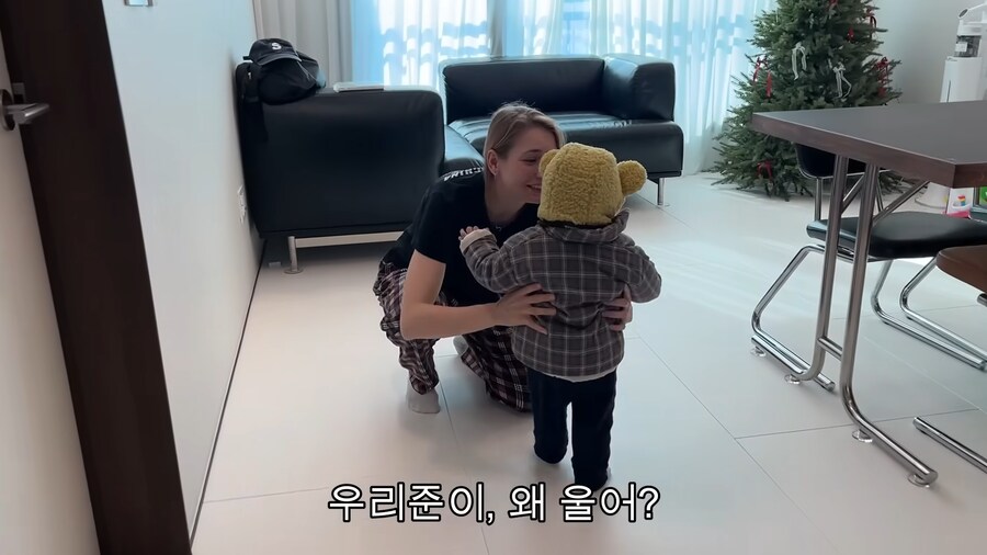 유튜브) 엄마의 쌍둥이 언니를 처음 본 아기_2.png