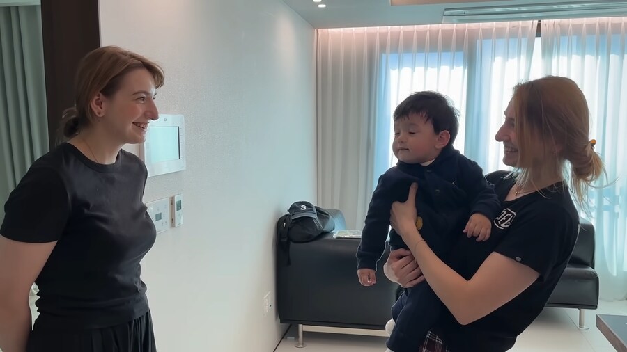 유튜브) 엄마의 쌍둥이 언니를 처음 본 아기_8.png