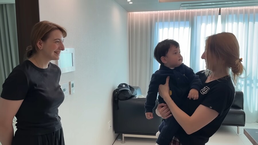 유튜브) 엄마의 쌍둥이 언니를 처음 본 아기_9.png