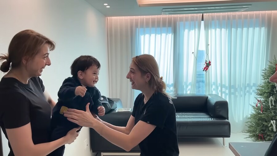 유튜브) 엄마의 쌍둥이 언니를 처음 본 아기_15.png