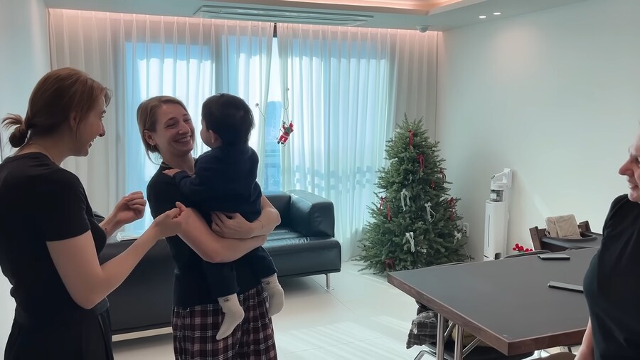 유튜브) 엄마의 쌍둥이 언니를 처음 본 아기_18.png