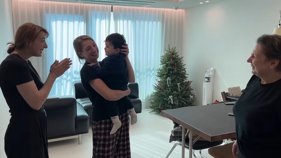 유튜브) 엄마의 쌍둥이 언니를 처음 본 아기_19.png